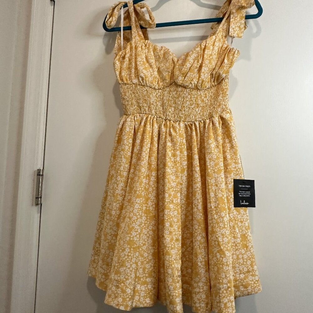 NWT sunny yellow Lulus dress with daisies